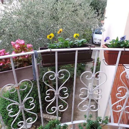 Apartment 33